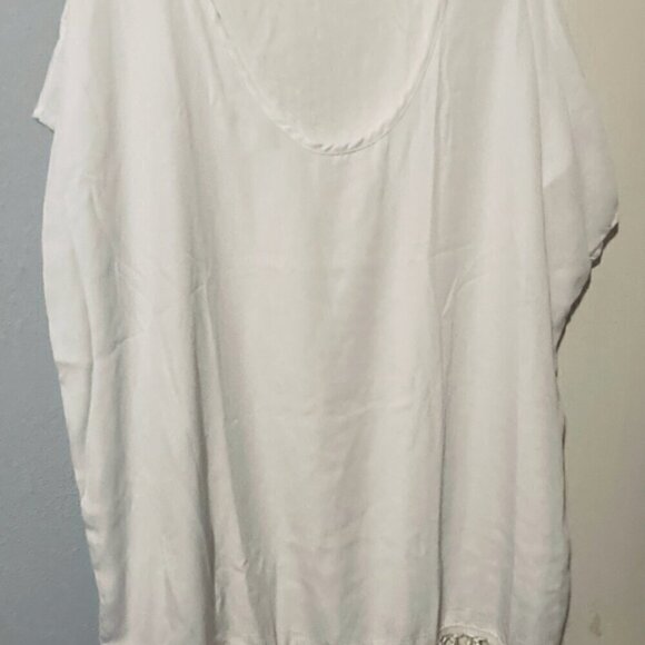 New without tags, white cover-up with fringe at the bottom - Picture 2 of 2